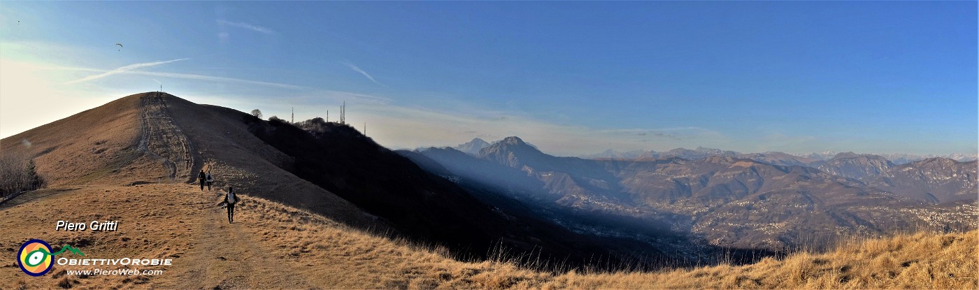 41 Ampia vista panormica verso cima Linzone a sx e Resegone-Val Imagna-Orobie a dx.jpg